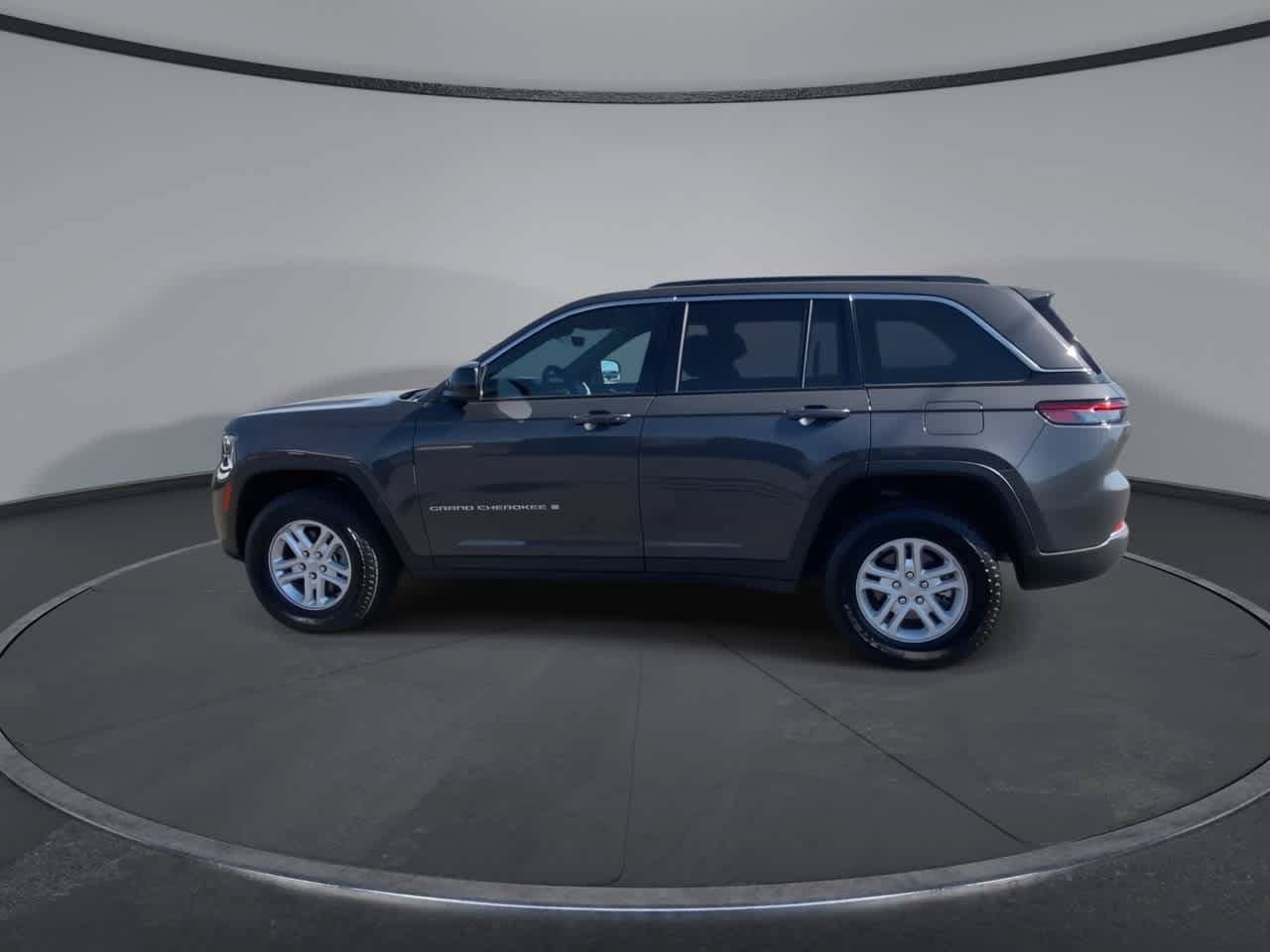 Used 2025 Jeep Grand Cherokee Laredo w/ Luxury Tech Group I AWD/4WD image 5