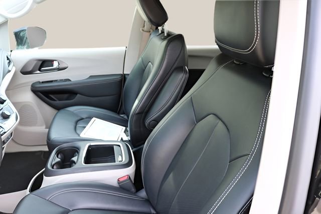 Used 2024 Chrysler Pacifica Select image 11