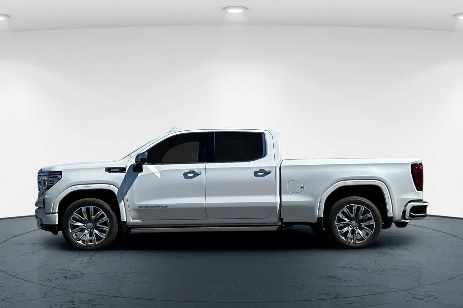 Used 2025 GMC Sierra 1500 Denali w/ Denali Reserve Package AWD/4WD image 9
