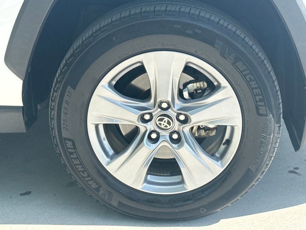 Used 2022 Toyota RAV4 XLE w/ Convenience Package image 11