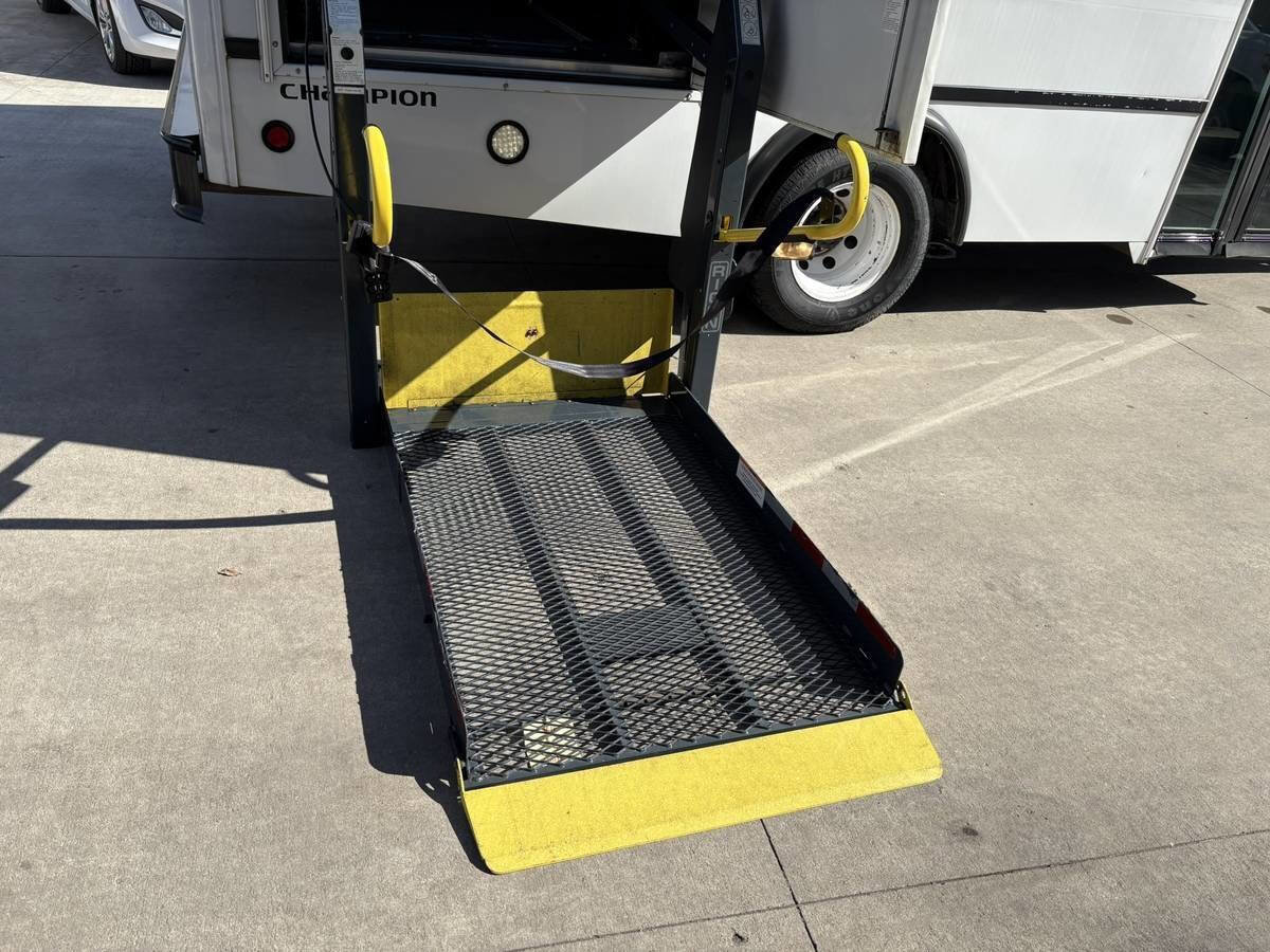 Used 2006 Ford E-450 and Econoline 450 RWD image 8