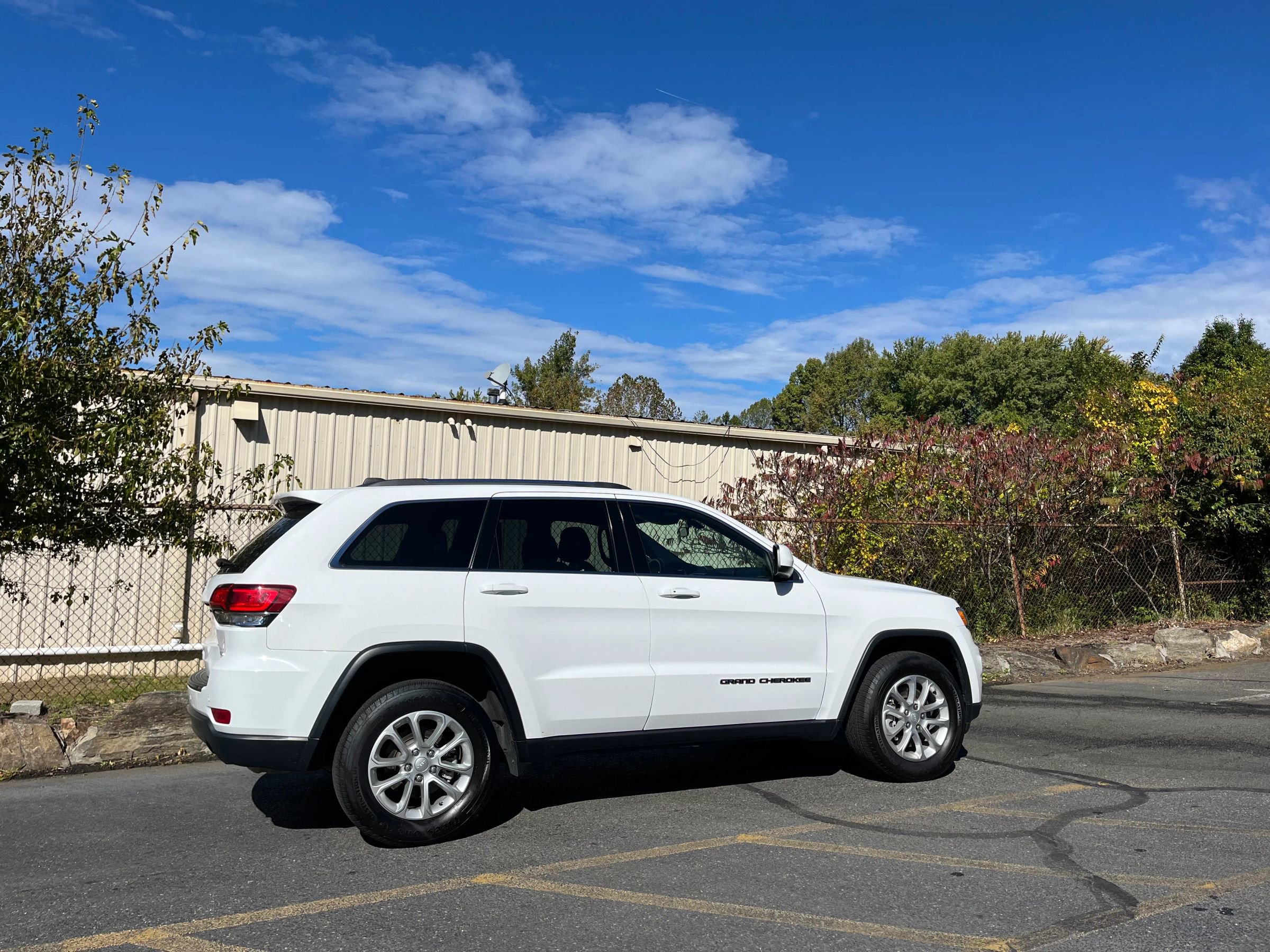 Used 2021 Jeep Grand Cherokee Laredo X image 3