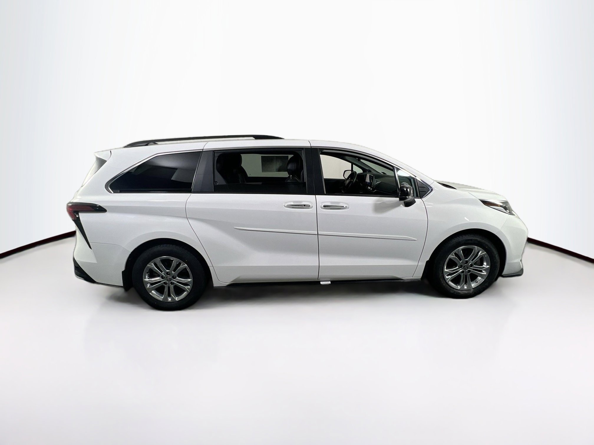 Used 2022 Toyota Sienna XSE image 4