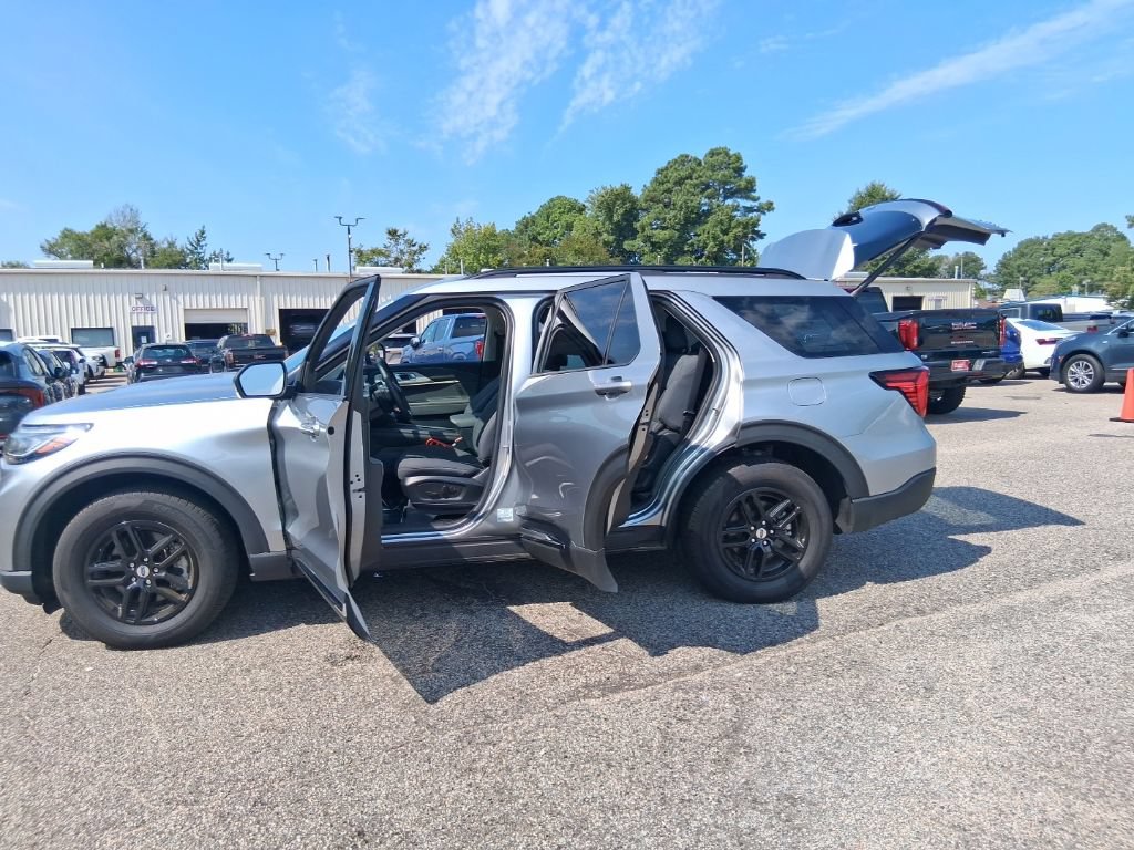 Used 2025 Ford Explorer Active AWD/4WD image 24
