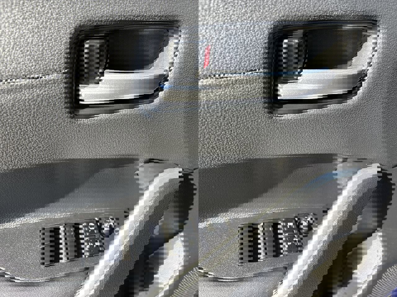 Used 2023 Toyota Corolla Cross XSE w/ Convenience Package image 12