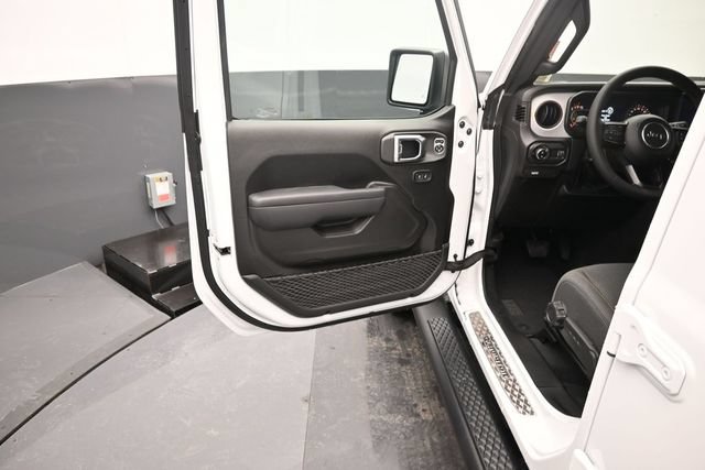 Used 2024 Jeep Gladiator Sport AWD/4WD image 10
