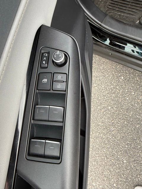 Used 2023 Toyota Venza LE image 15