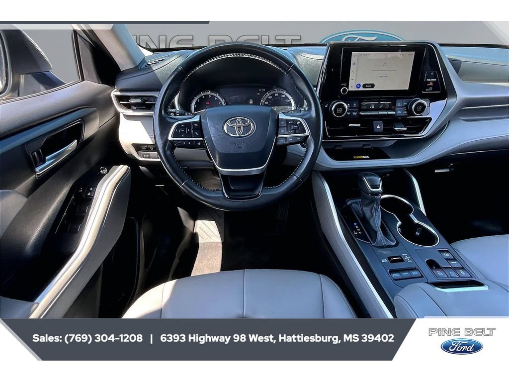 Used 2024 Toyota Highlander XLE AWD/4WD image 5