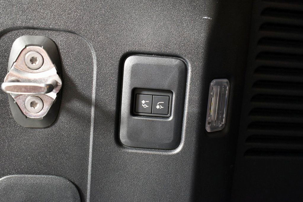 Used 2024 Land Rover Defender 130 S image 28