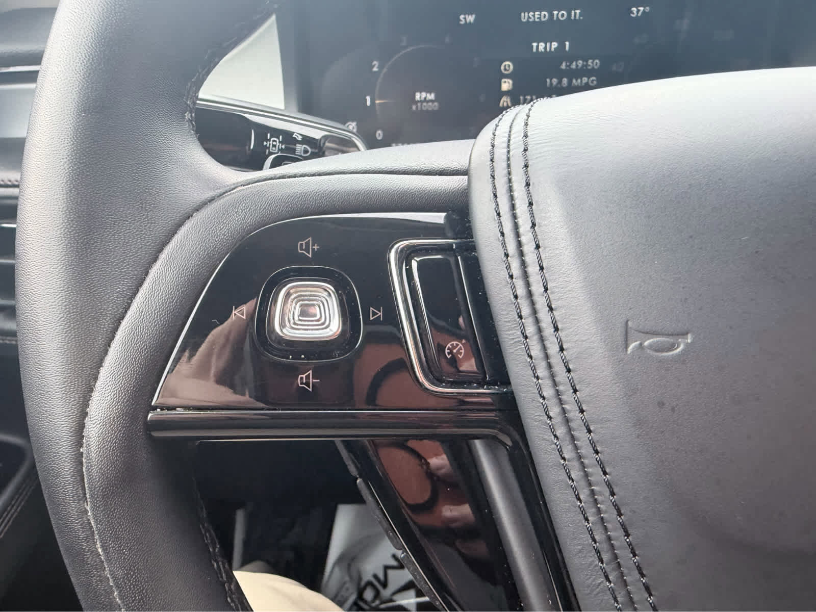 Used 2023 Lincoln Aviator AWD image 22