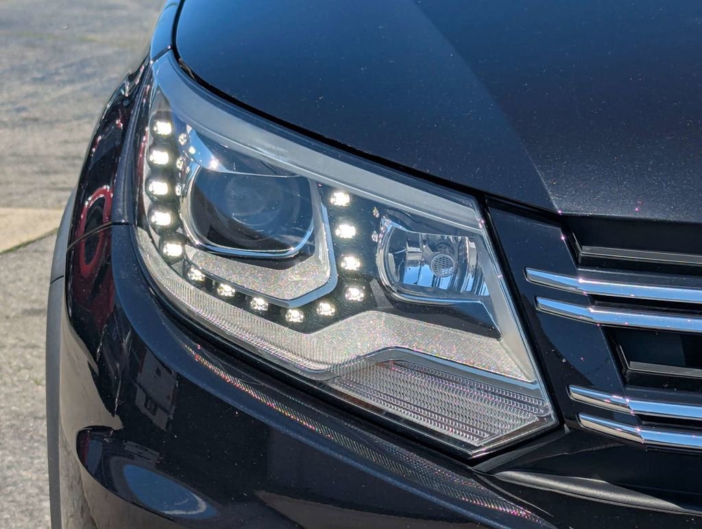 Used 2017 Volkswagen Tiguan SEL image 11