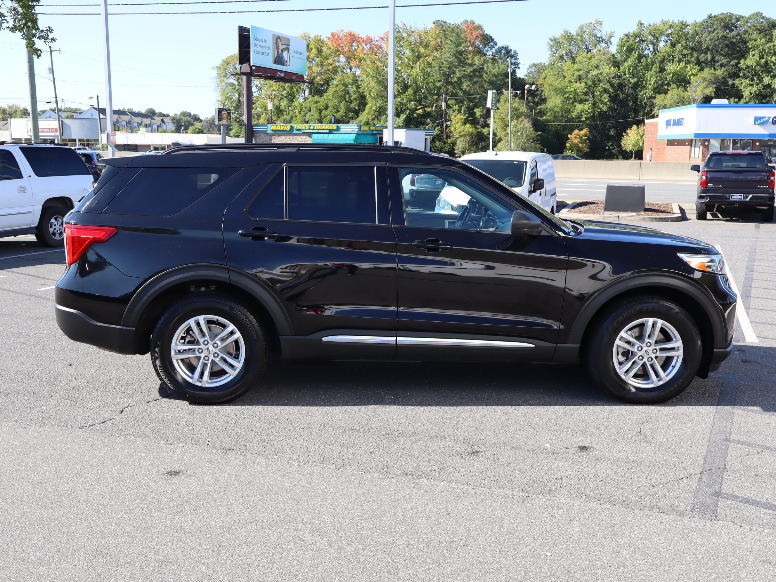 Used 2023 Ford Explorer XLT w/ Equipment Group 202A AWD/4WD image 11