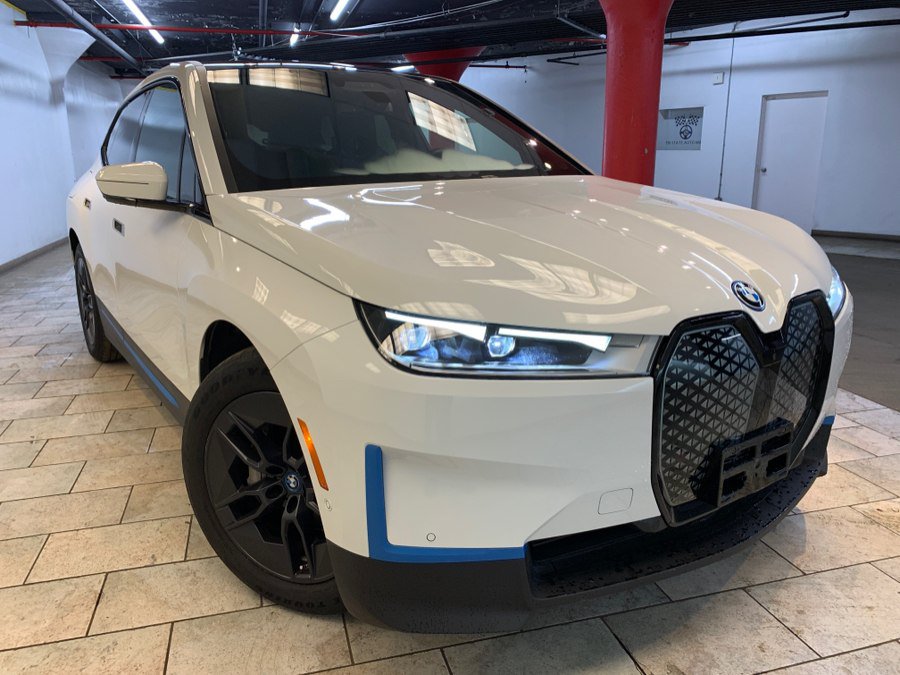 Used 2023 BMW iX xDrive50 w/ Premium Package AWD/4WD image 4