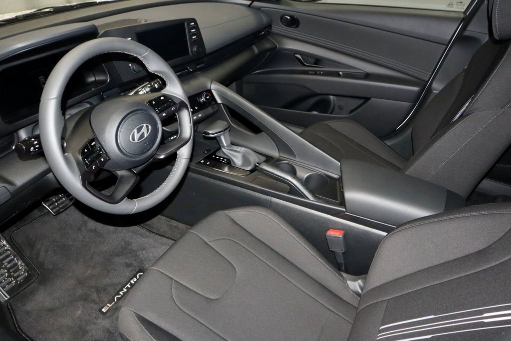 Certified 2025 Hyundai Elantra Sport image 22