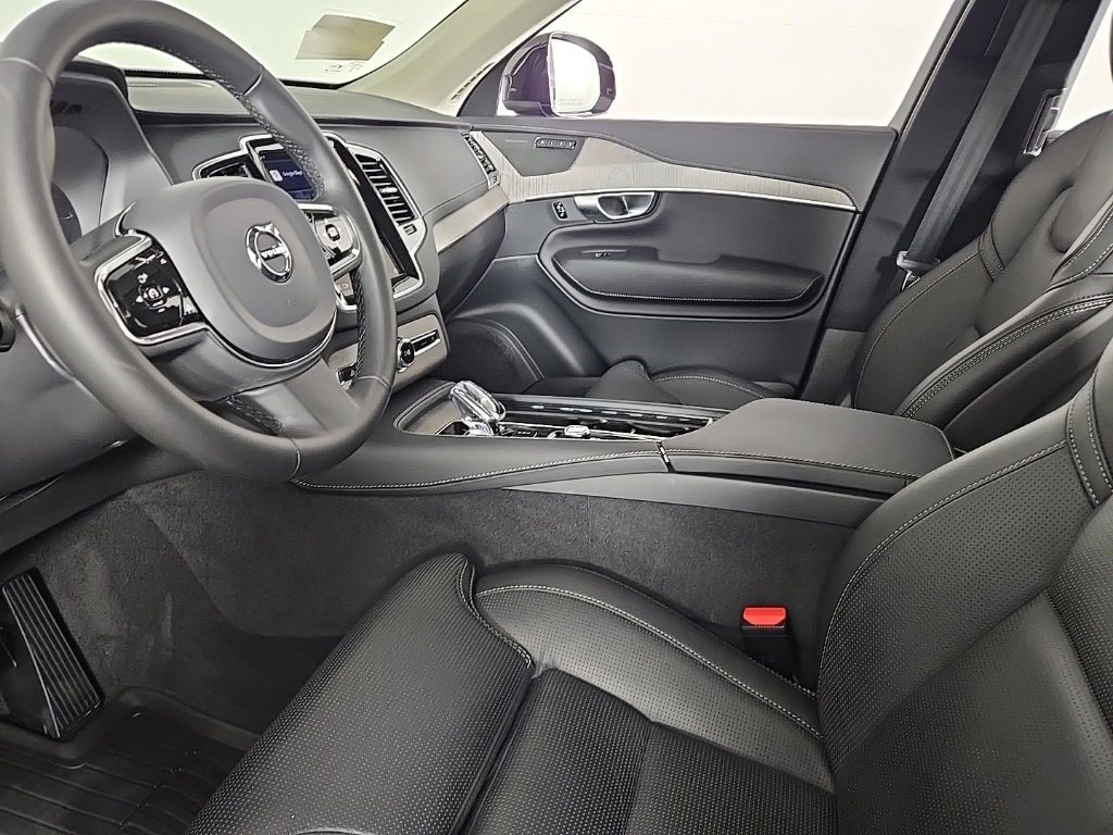 Certified 2024 Volvo XC90 T8 Ultimate w/ Lounge Package image 23