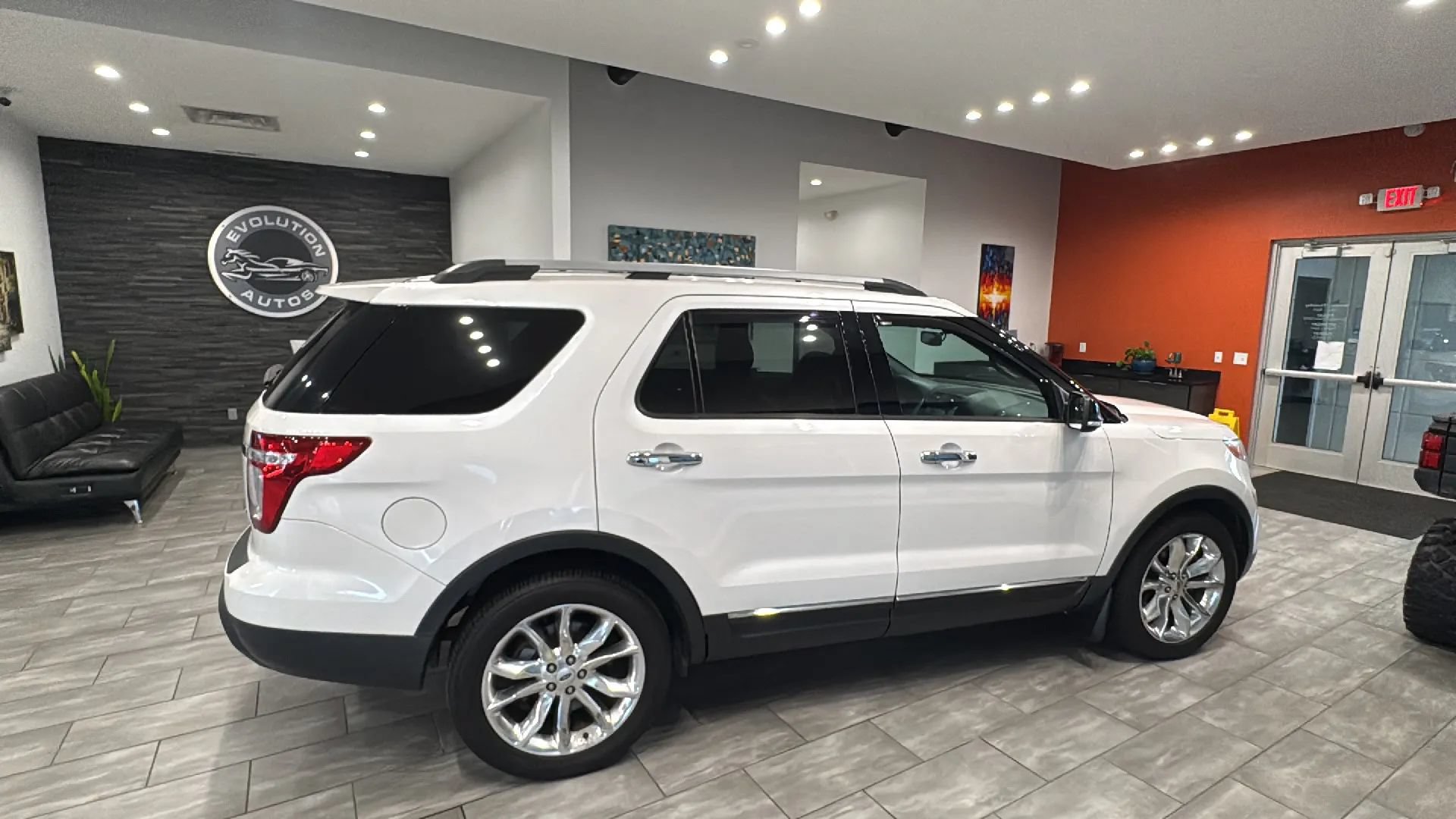 Used 2014 Ford Explorer XLT w/ Equipment Group 202A FWD image 16