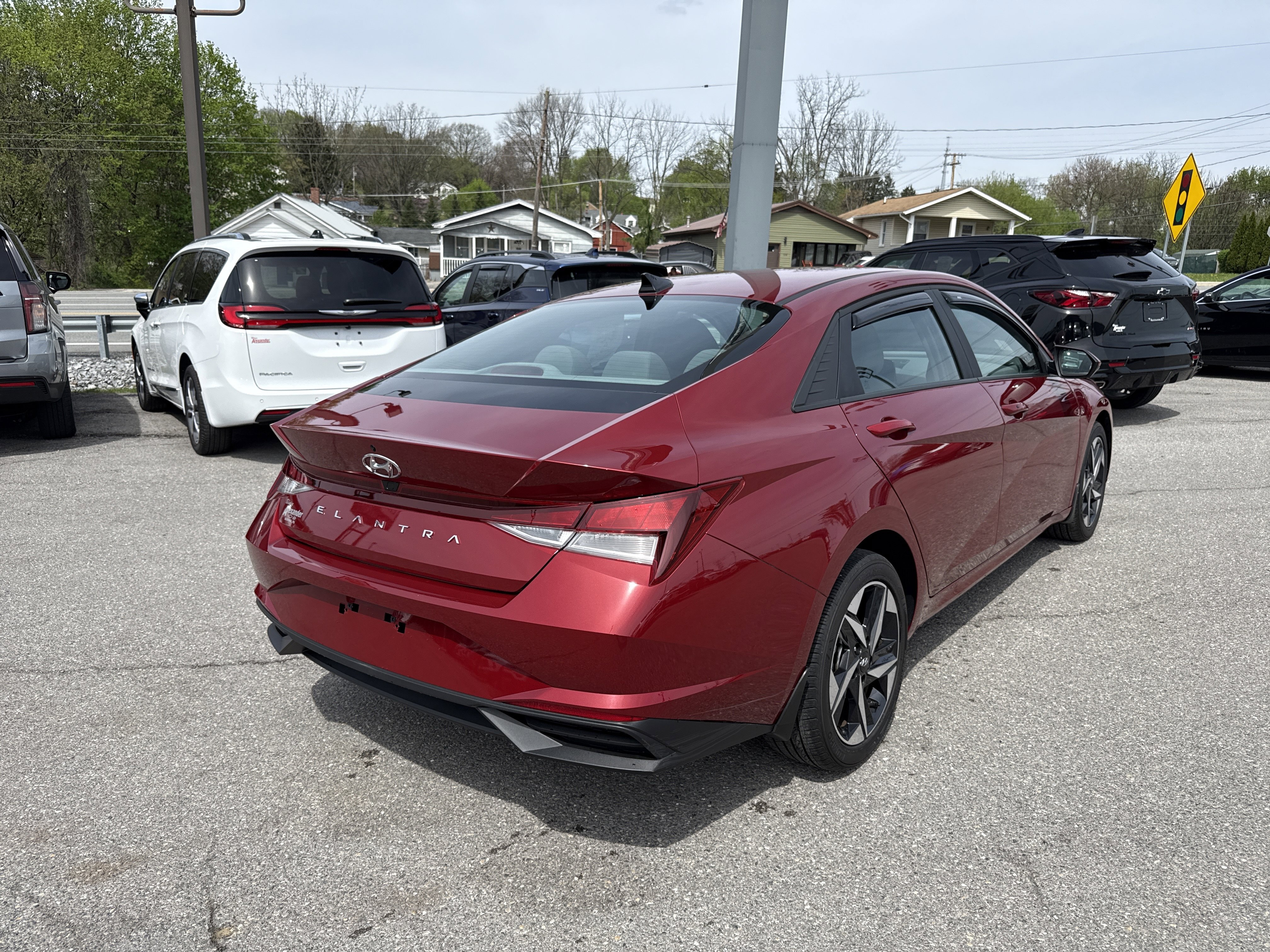 Used 2023 Hyundai Elantra SEL w/ Convenience Package image 3