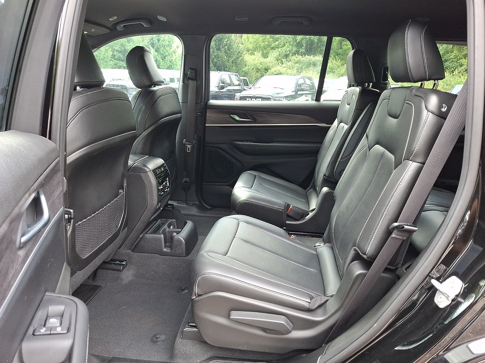Certified 2025 Jeep Grand Cherokee L Limited AWD/4WD image 10