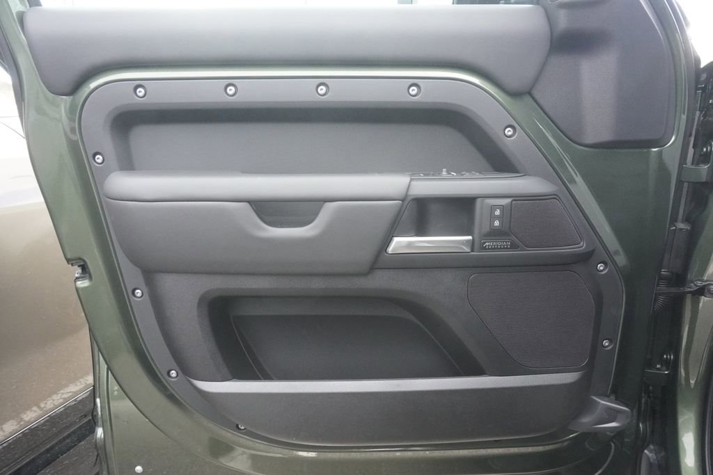 New 2026 Land Rover Defender 130 X-Dynamic SE image 17