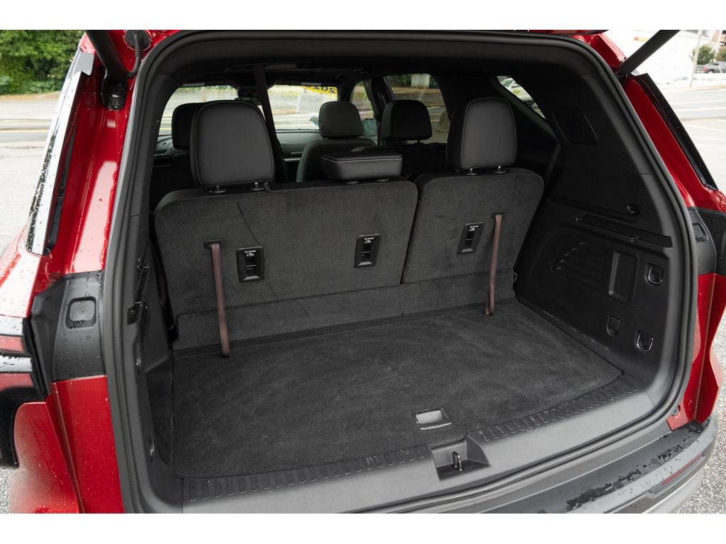 Used 2025 Chevrolet Traverse LT w/ Sun and Wheel Package FWD image 32