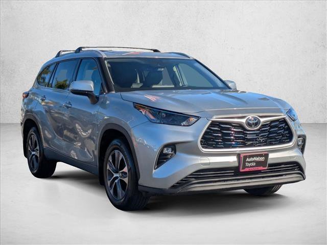 Used 2022 Toyota Highlander XLE image 3