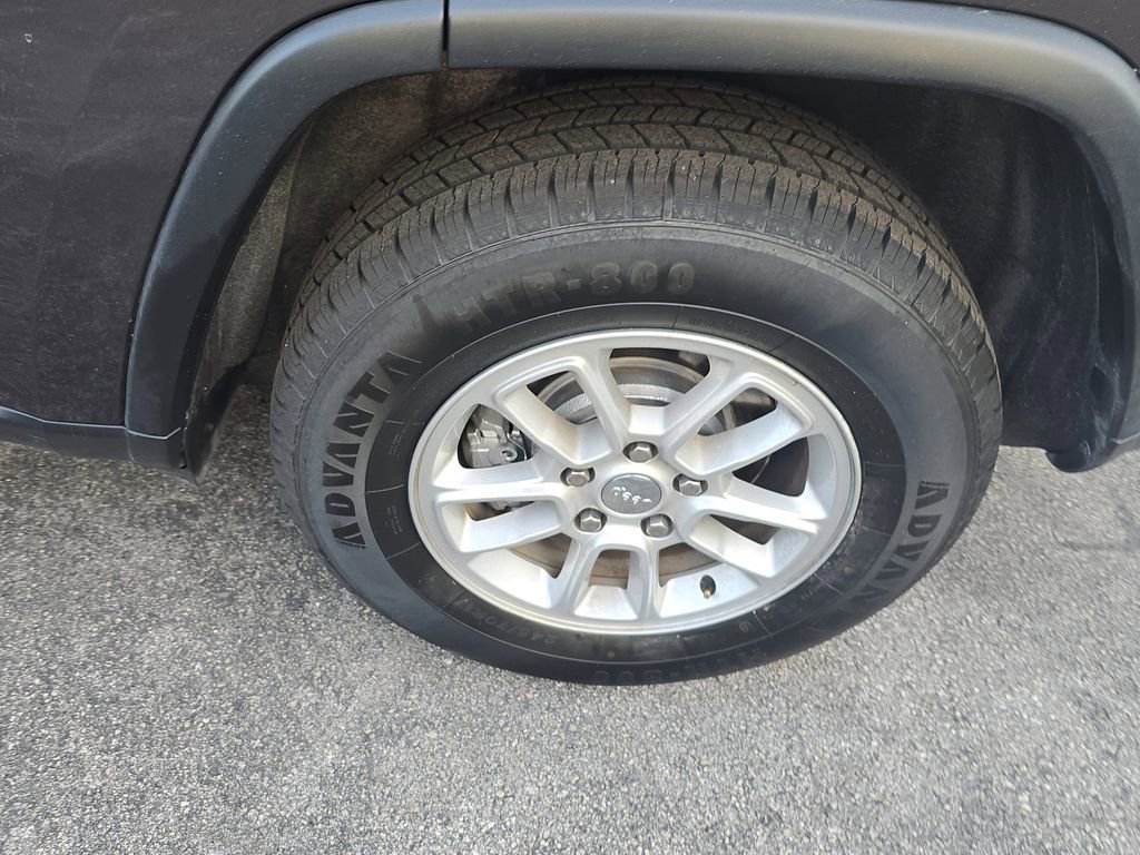 Used 2019 Jeep Grand Cherokee Laredo image 9