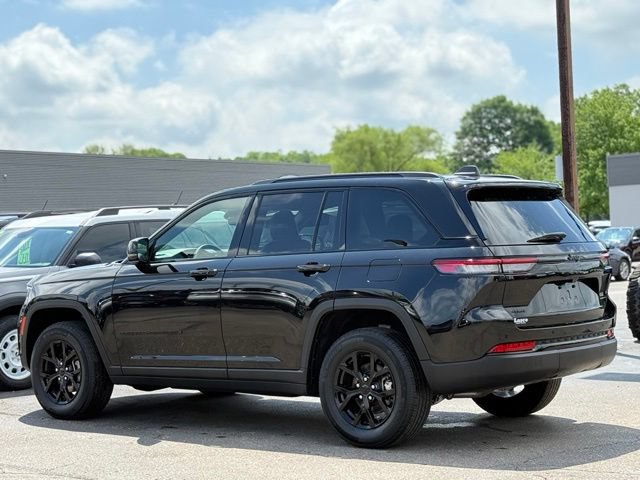 Used 2025 Jeep Grand Cherokee Altitude AWD/4WD image 47