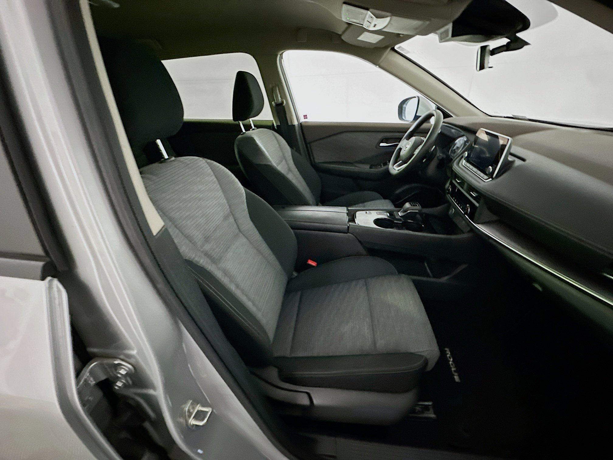 Used 2023 Nissan Rogue SV image 30