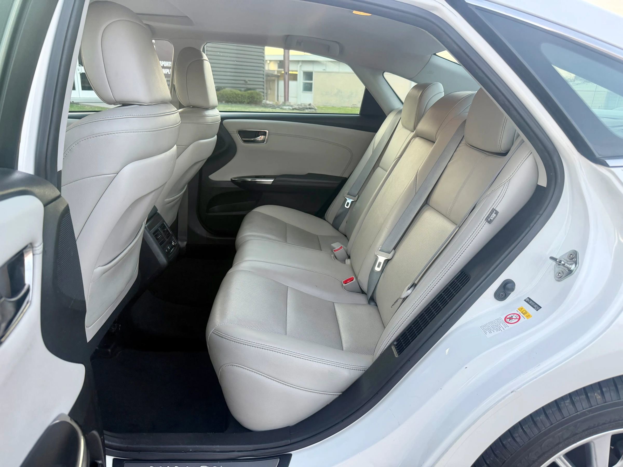 Used 2018 Toyota Avalon Limited FWD image 28