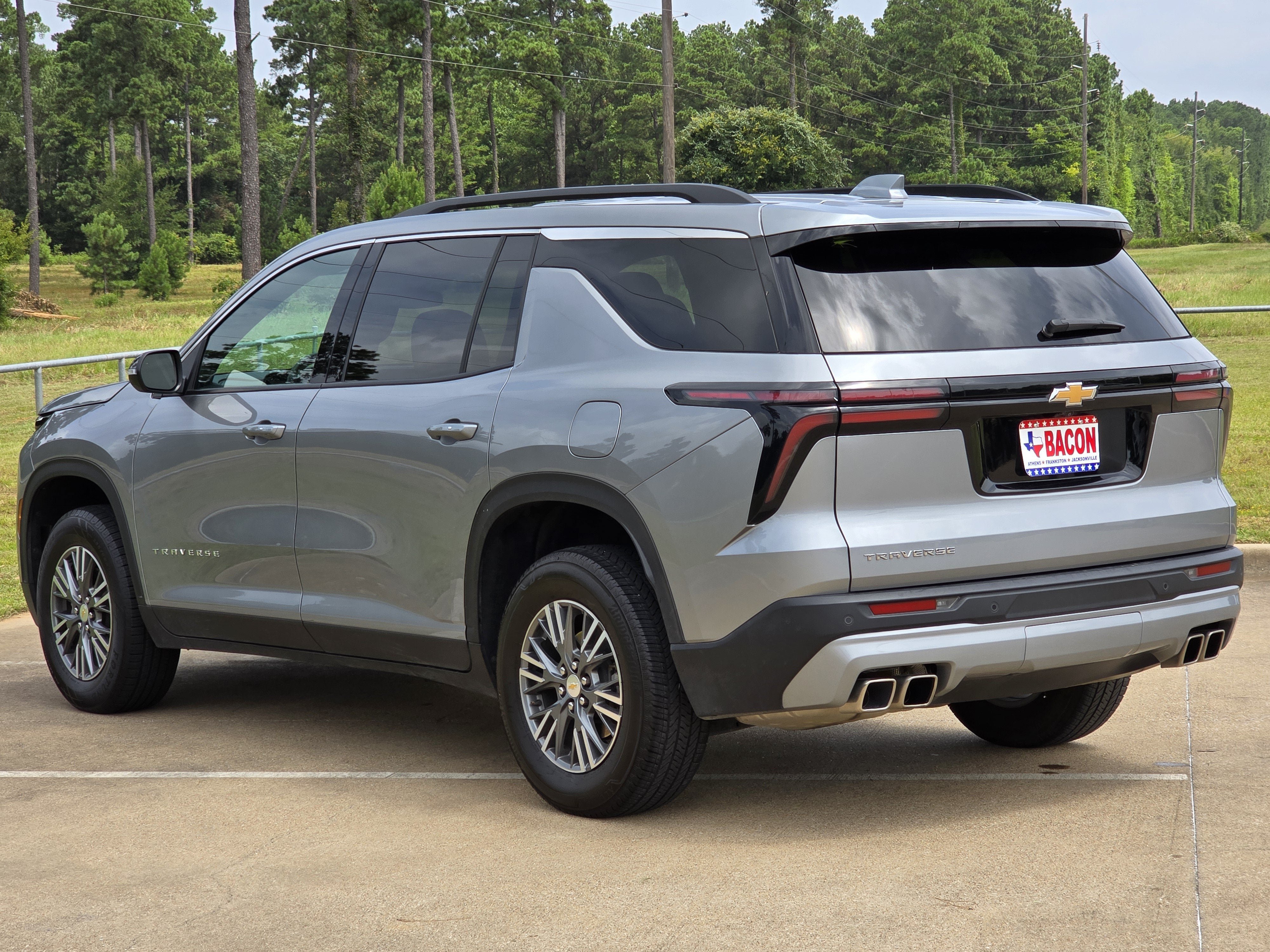 Used 2025 Chevrolet Traverse LT FWD image 6