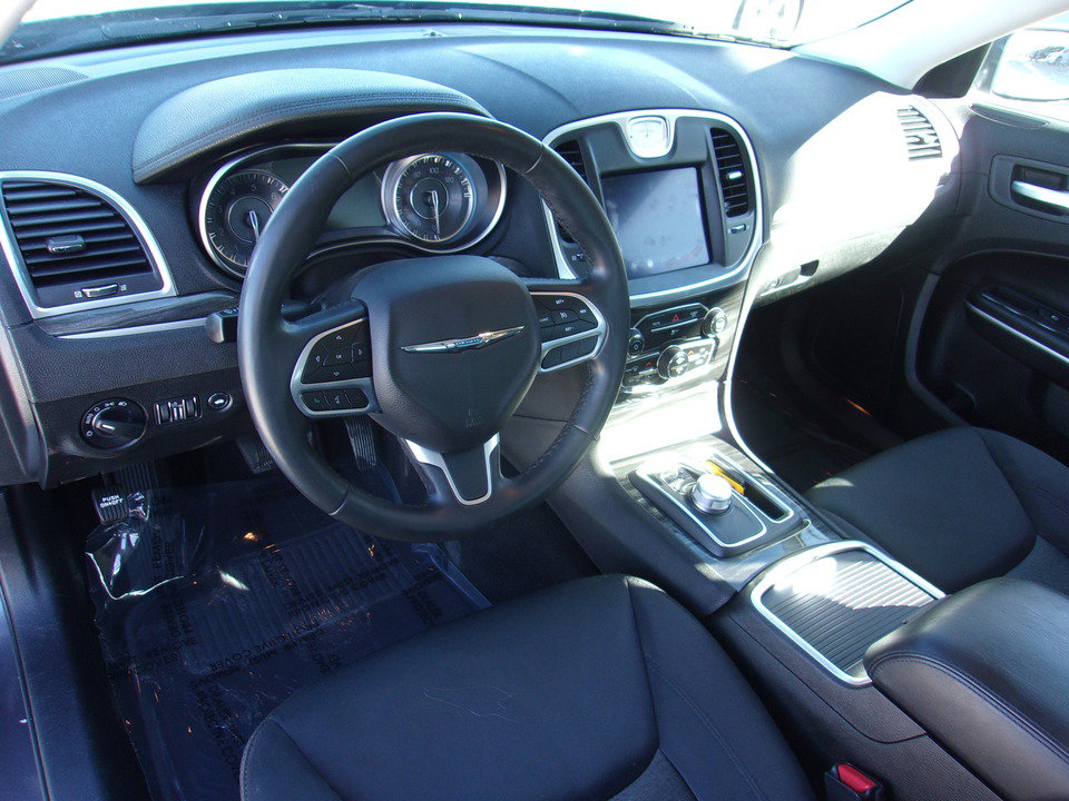 Used 2019 Chrysler 300 Touring image 10