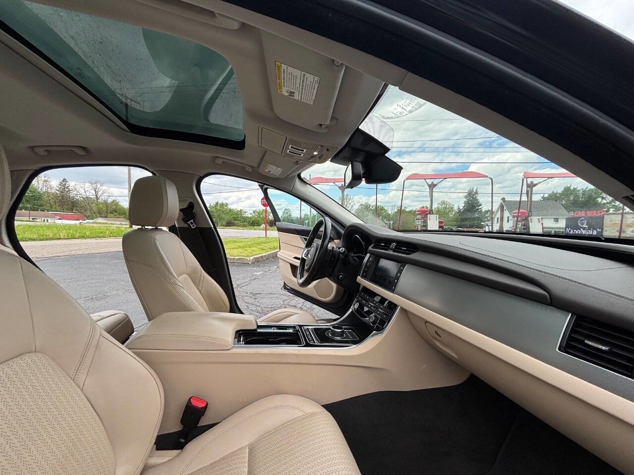 Used 2018 Jaguar XF Prestige AWD/4WD image 9