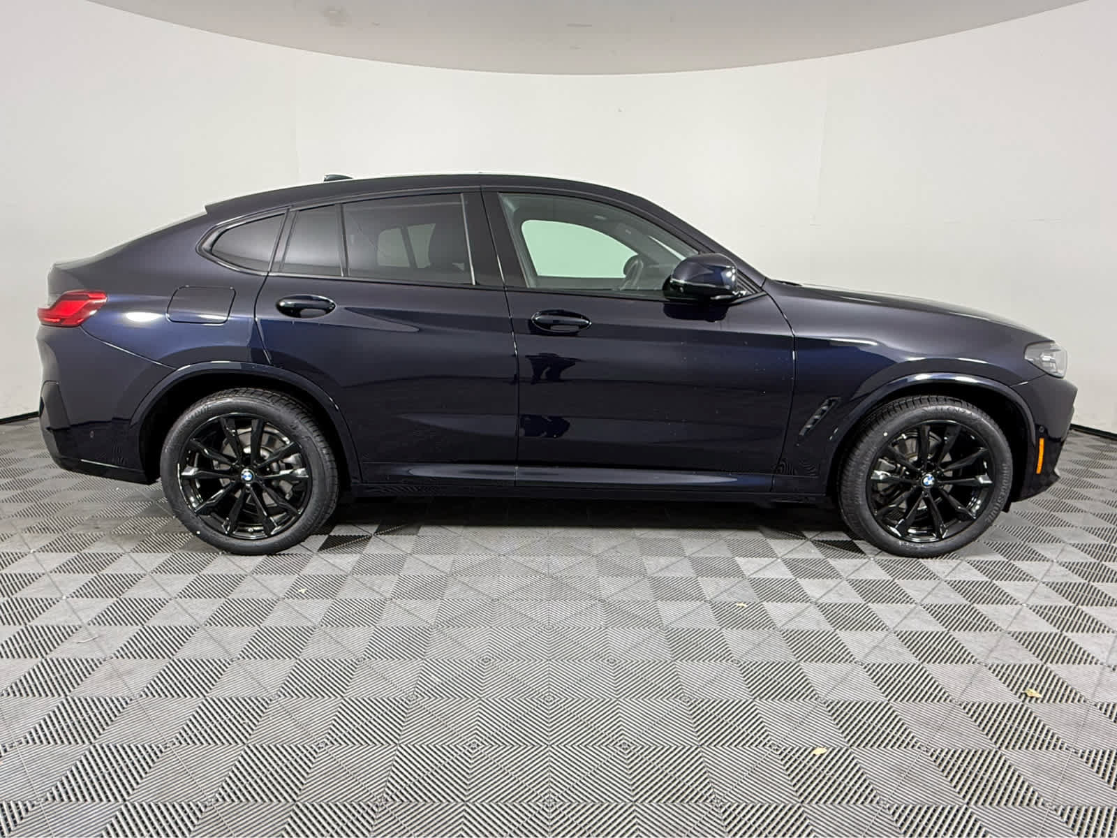 Certified 2025 BMW X4 xDrive30i w/ Premium Package AWD/4WD image 2