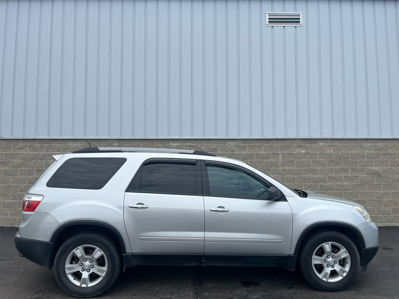 Used 2011 GMC Acadia SLE image 1