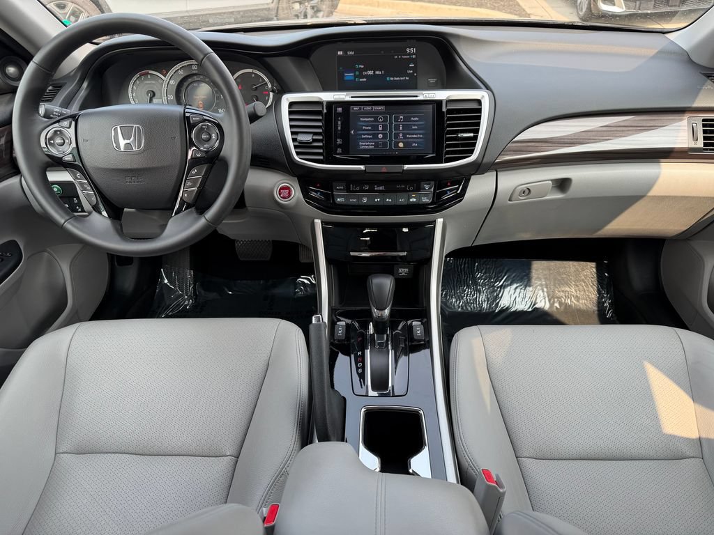Used 2017 Honda Accord Touring image 2