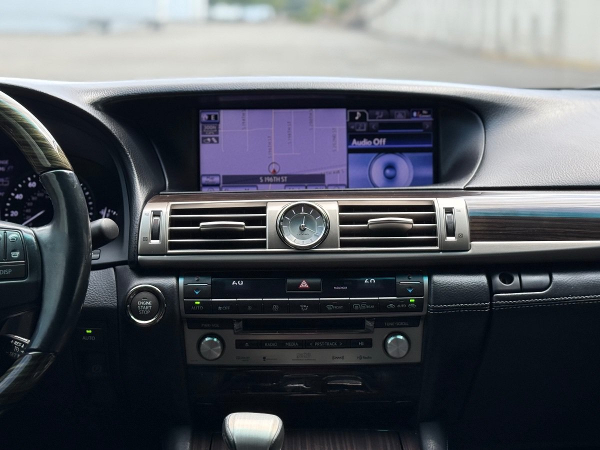 Used 2013 Lexus LS 460 w/ Comfort Pkg RWD image 24