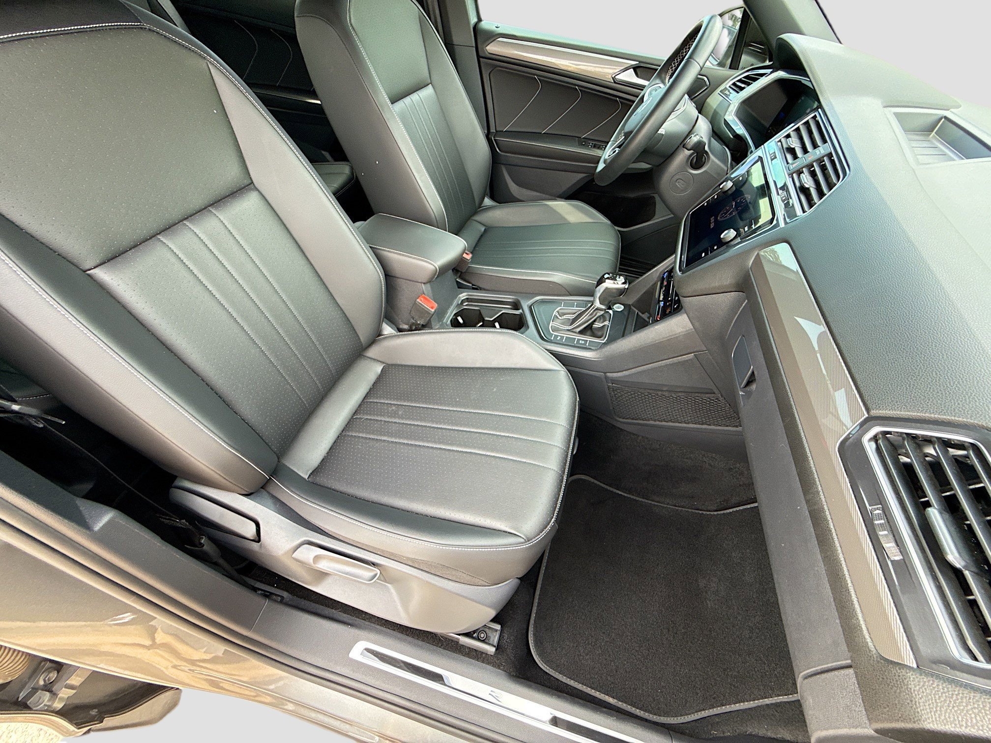 Used 2023 Volkswagen Tiguan SE R-Line FWD image 14