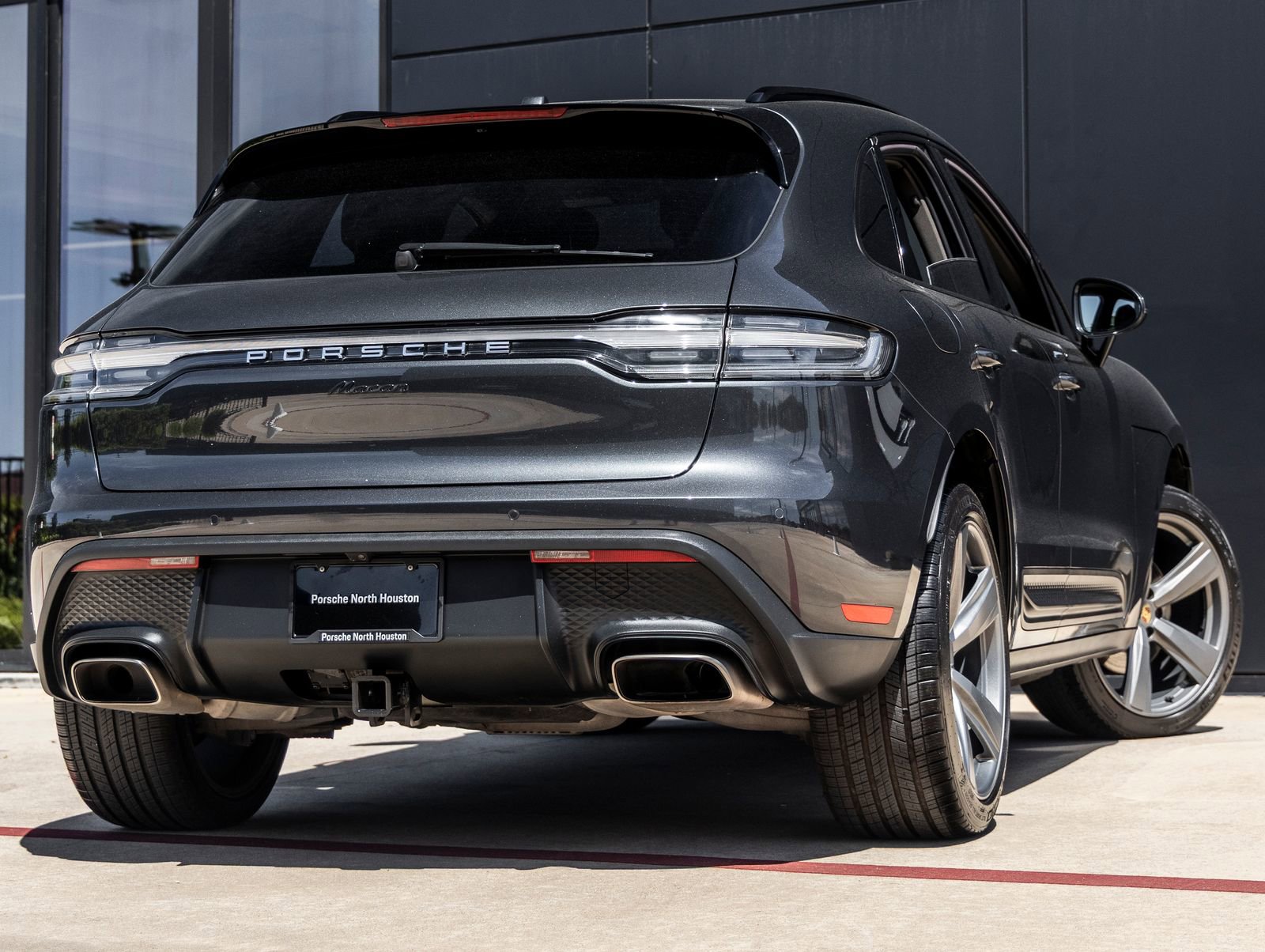 Certified 2022 Porsche Macan AWD/4WD image 11
