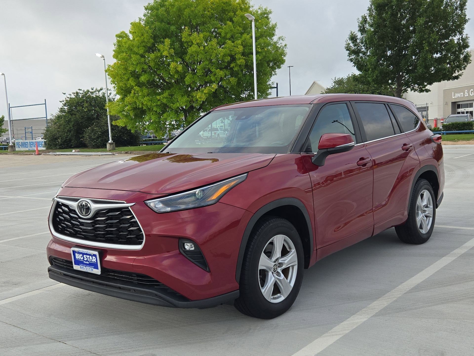 Used 2023 Toyota Highlander LE FWD image 9