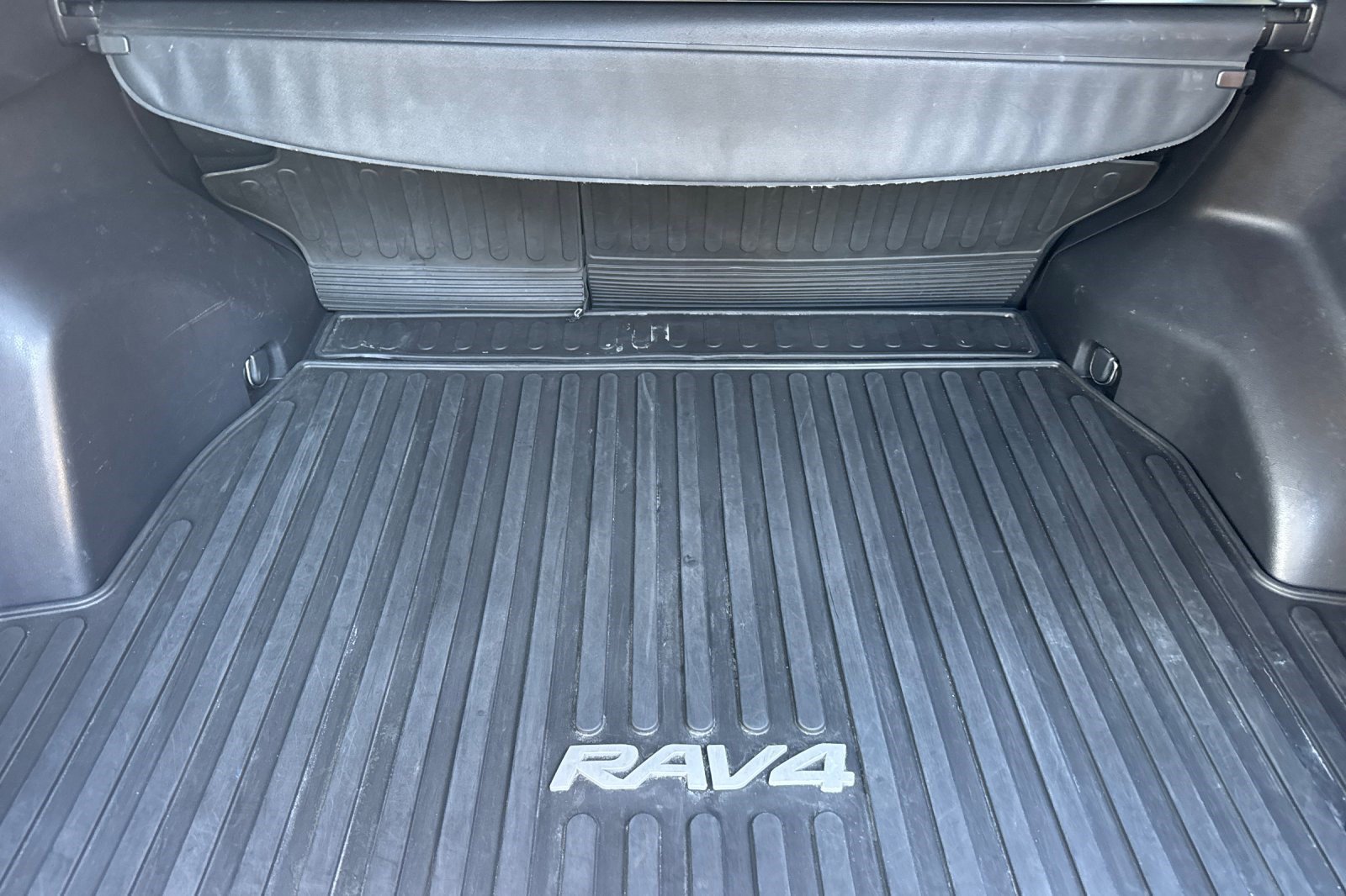Used 2019 Toyota RAV4 XLE w/ All Weather Liner Package AWD/4WD image 25
