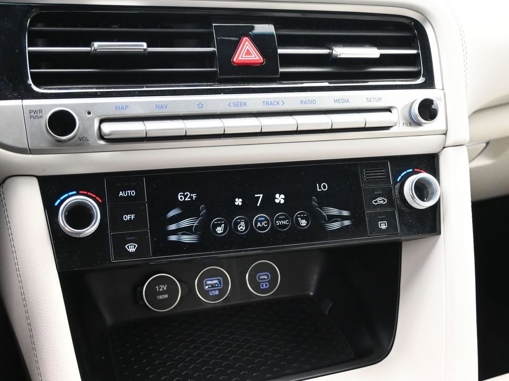 Used 2024 Genesis G70 2.5T image 19