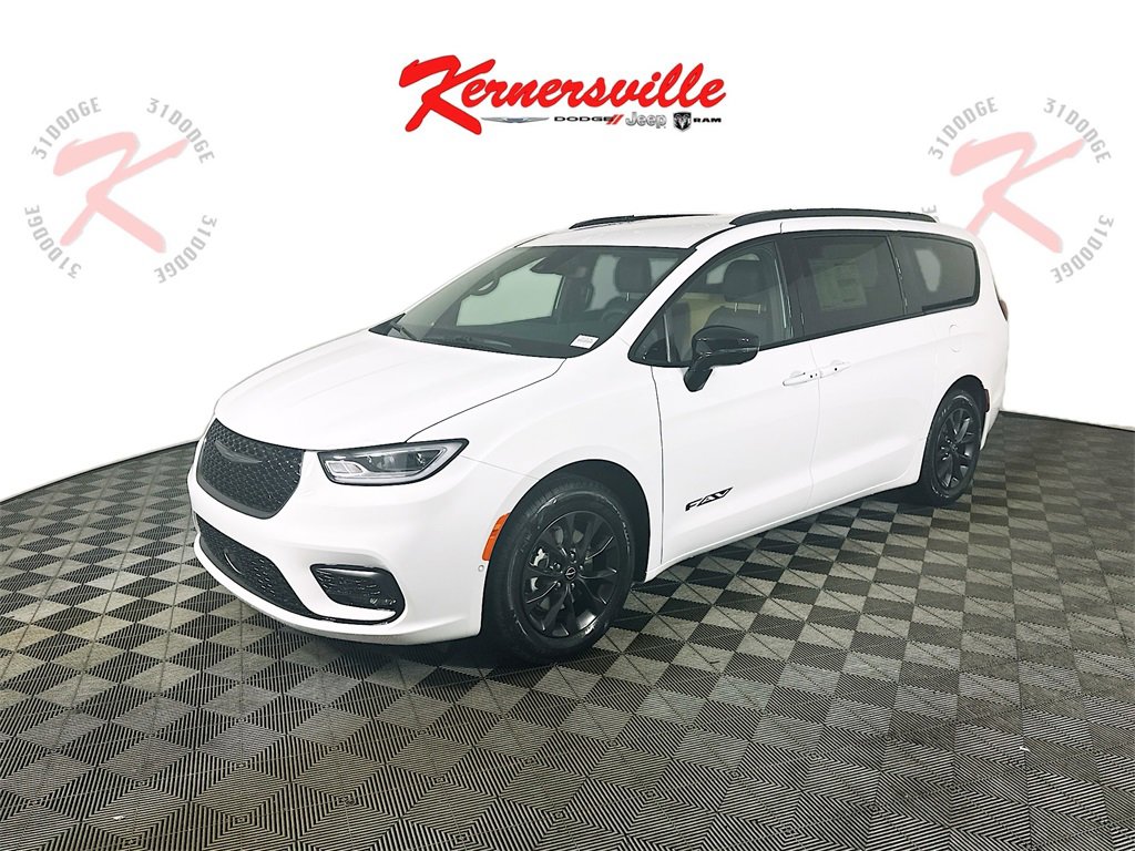 New 2025 Chrysler Pacifica Select w/ Fav Edition Package image 3