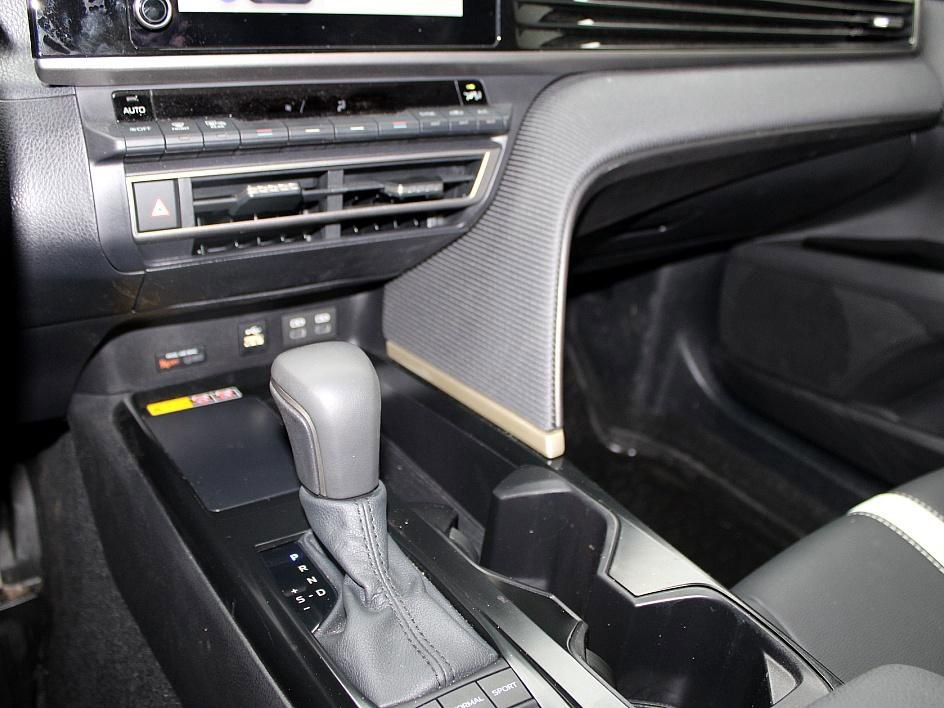 Used 2025 Toyota Camry SE image 16