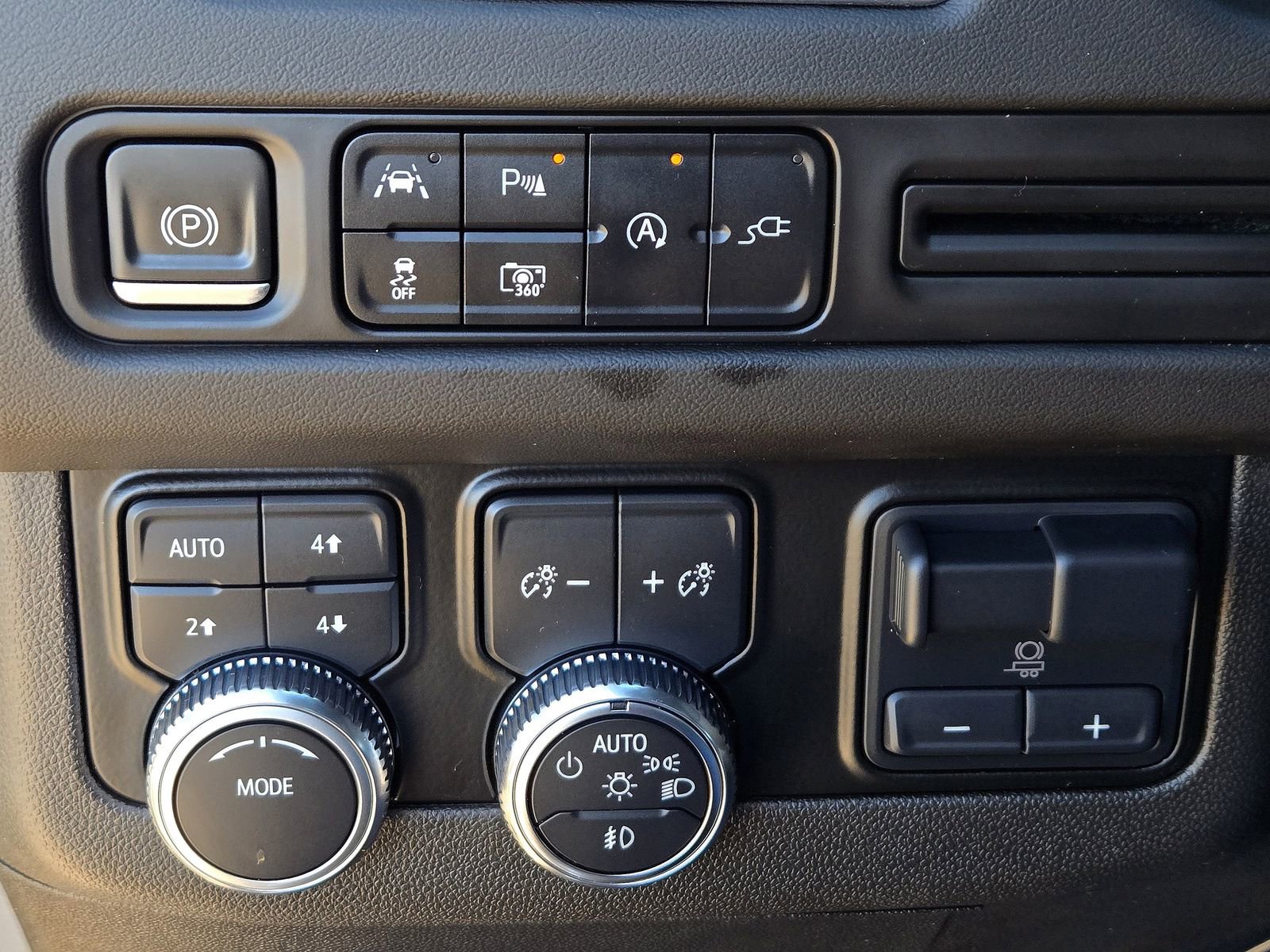 Used 2022 GMC Yukon SLT w/ SLT Luxury Package image 24