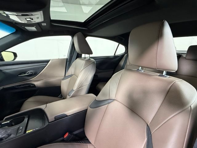 Used 2025 Lexus ES 300h w/ Premium Package FWD image 17