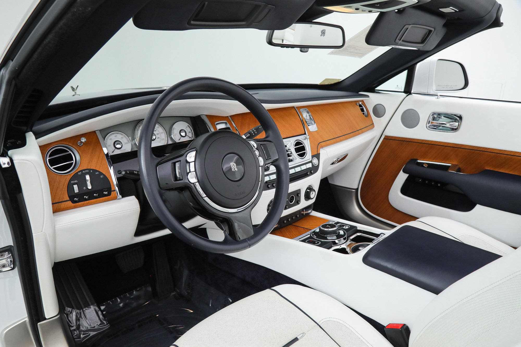 Used 2017 Rolls-Royce Dawn RWD image 31