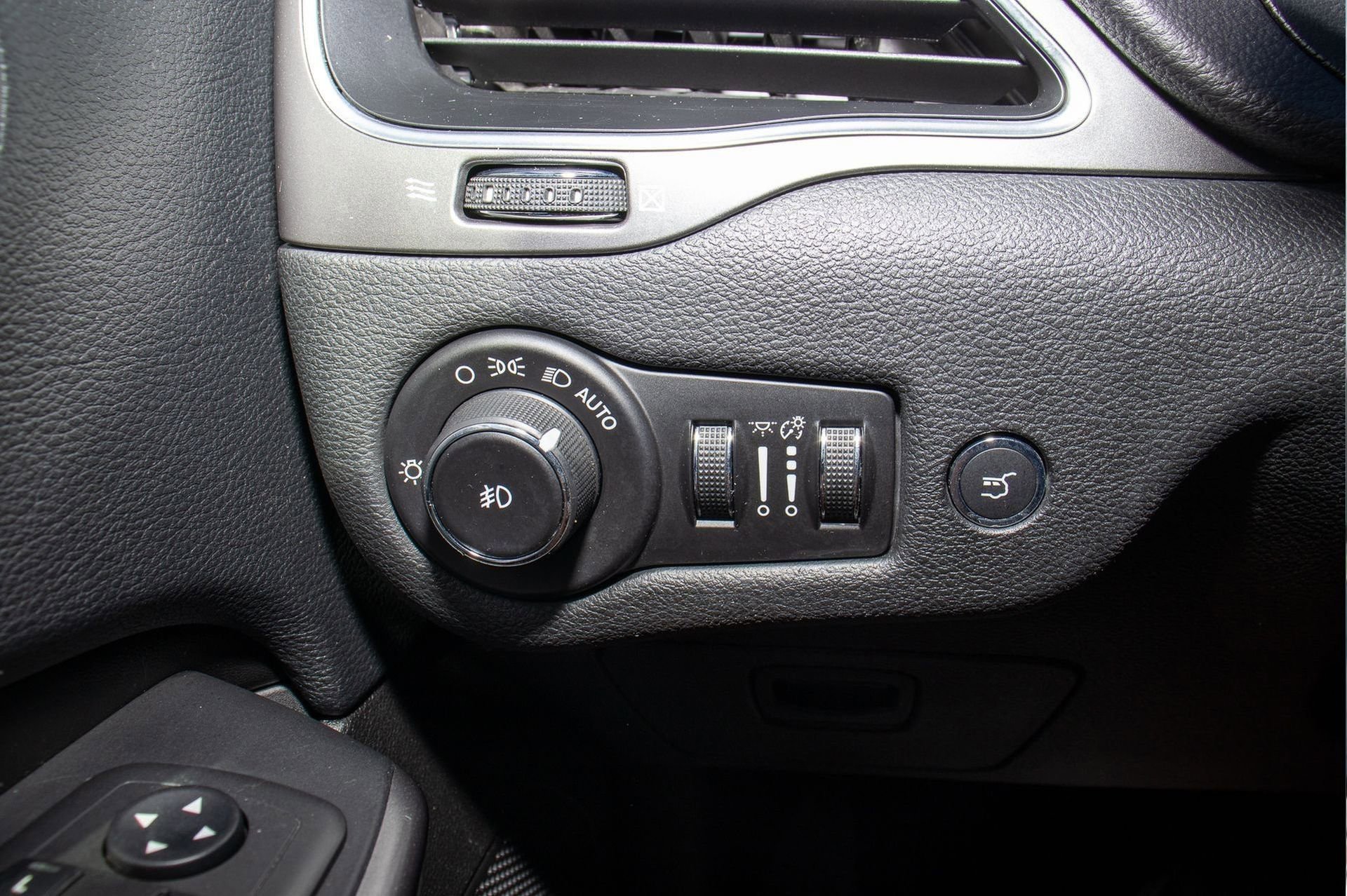 Used 2019 Jeep Cherokee Latitude Plus w/ Comfort/Convenience Group image 29