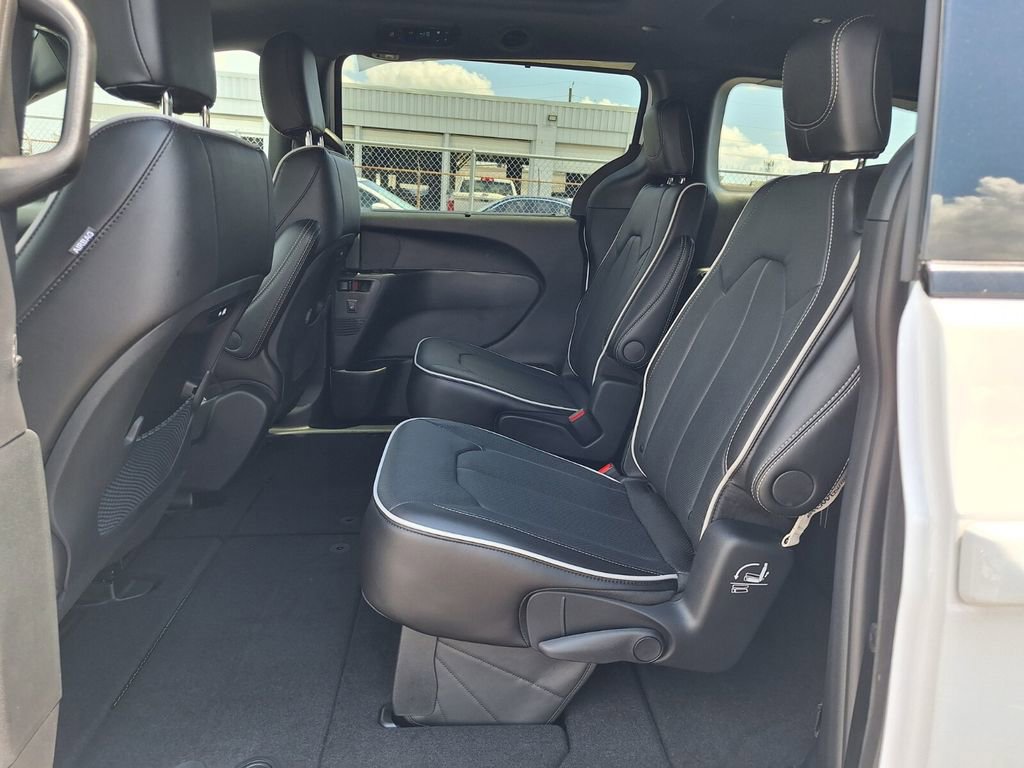 New 2026 Chrysler Pacifica Limited w/ S Appearance Package image 11