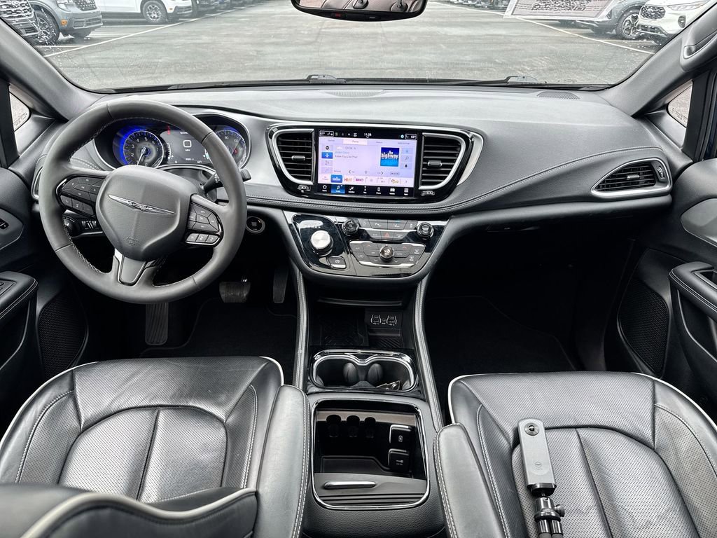 Used 2025 Chrysler Pacifica Limited image 10