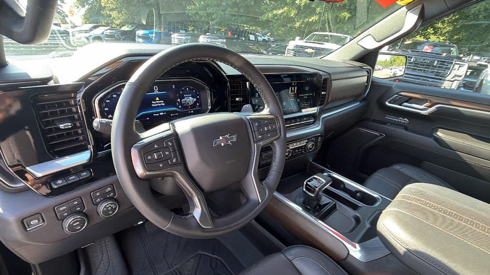 Used 2024 Chevrolet Silverado 1500 High Country w/ Midnight Edition AWD/4WD image 4